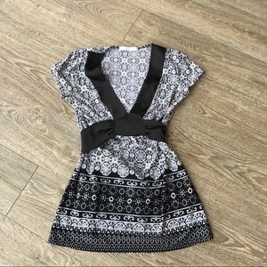 🖤Patterned Black&White V-neck, Empire cut Top🖤